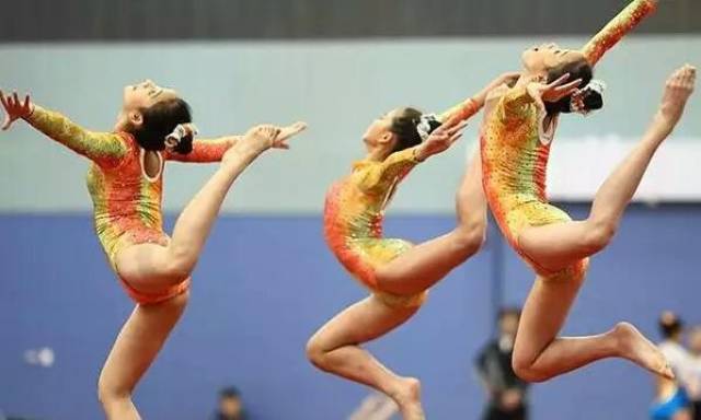 光鲜的外表下所付出的汗水是常人无法想象的,就像体坛的运动员一样