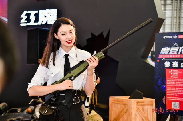 美女扛长枪,面露微笑,这种感觉好像刚从游戏中出来一样.