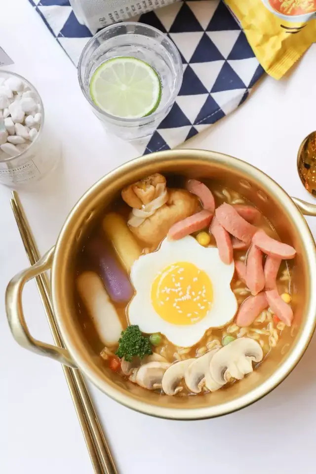 泡面和芝士的搭配可以说很魔性了 如果你是一个不爱重口味的吃货 这款