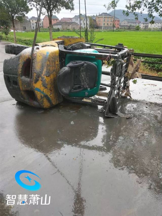 【危险】今天义桥丁家庄一村道叉车翻入水渠,司机被压车底......-社会