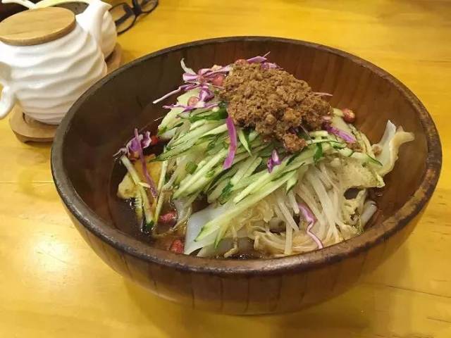 招牌肉酱凉皮内有豆芽菜,黄瓜