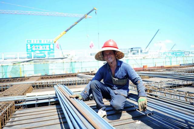 實拍高溫下建築工地農民工汗流浹背手中活不能停