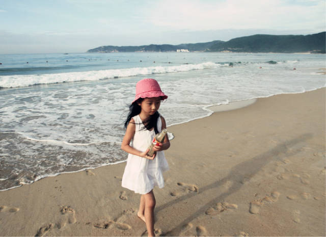 第二天 清晨,女儿激动的起来了,叫起爸爸和我,非要去海边玩沙,我想