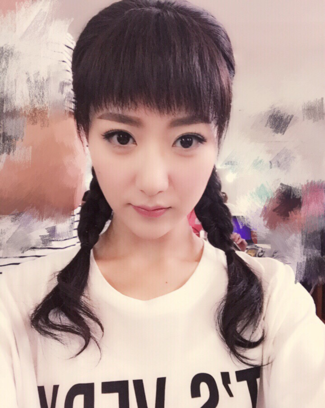 白冰长相甜美曾是西北政法大学校花,那么她是你的女神吗?