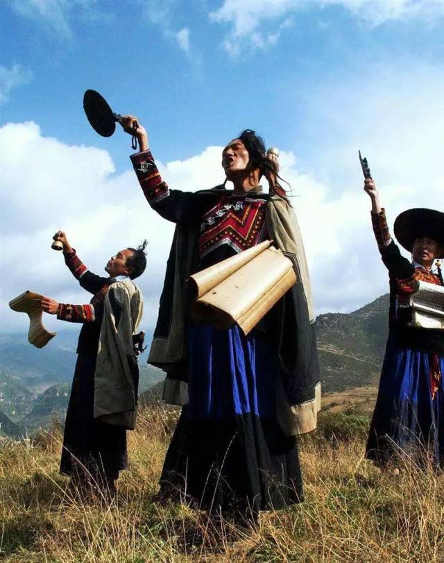 他们识古彝文,掌握和通晓彝文典籍,也是彝族宗教和信仰的代表人物