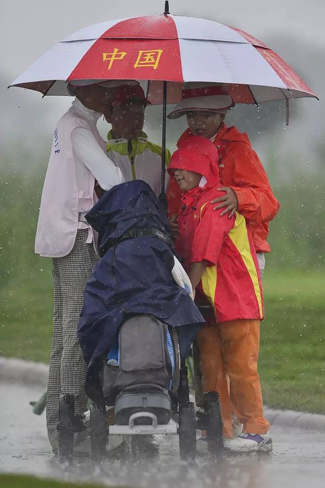 大雨倾盆即入冬 少年雨中奋战显霸气