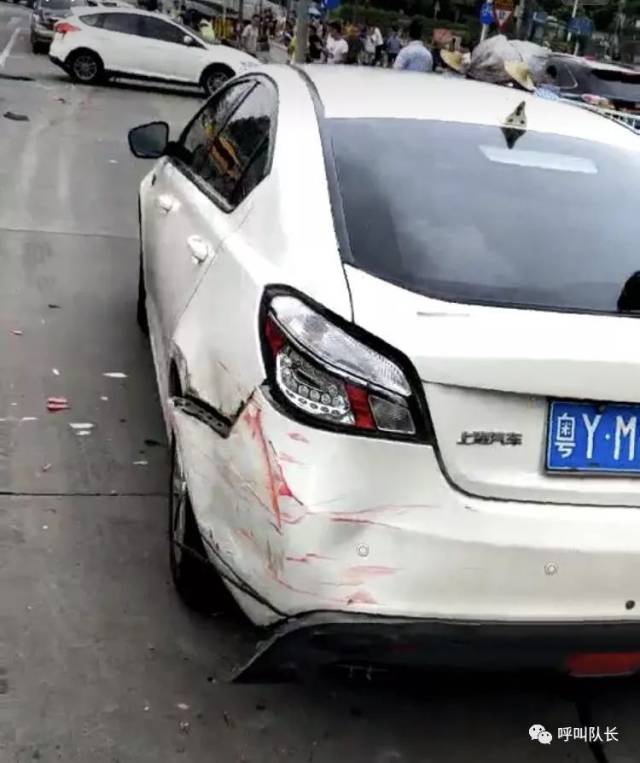 佛山一大货车街道上横冲直撞14辆车,现场传出多声枪响