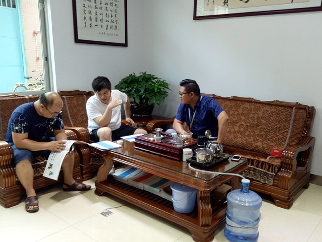 (汪经理与客户洽谈中)