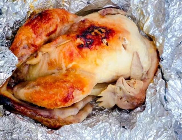 光云影的烤肠,味道可不一样哦 找当地的村民买一只新鲜的土鸡 用锡纸