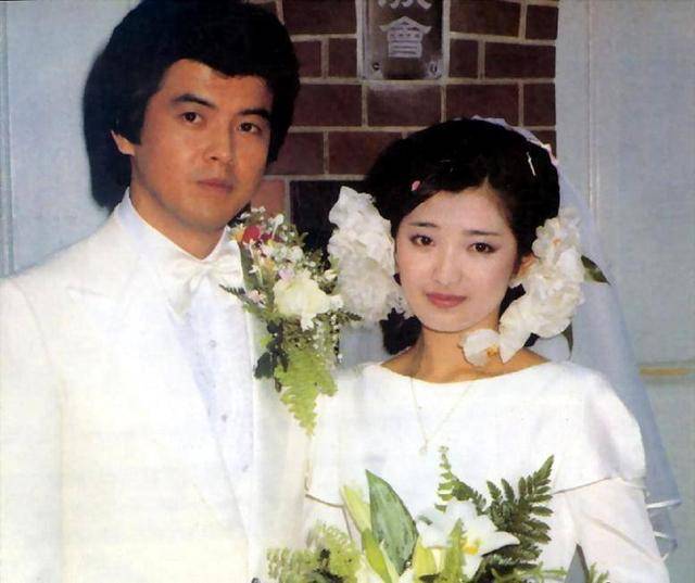 山口百惠夫妇结婚38年恩爱如初,小儿子样貌曝光,和她长一个样
