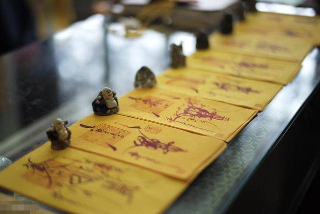 了暑,又贪吃才会出现腹痛等症状,于是去找了村里的"神婆"求了张平安符