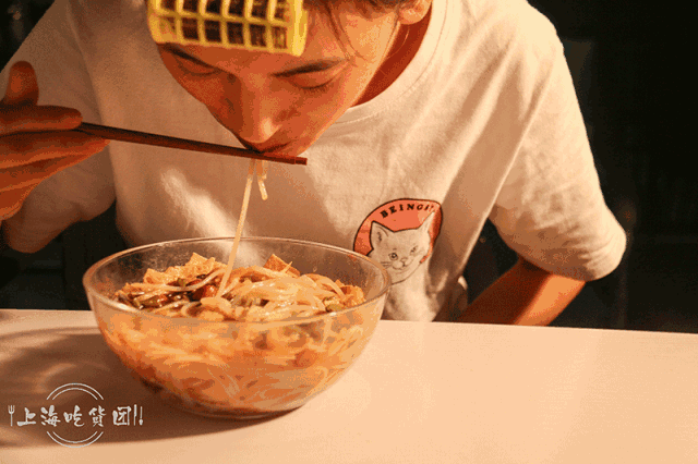 测评完14种网红螺蛳粉,结果隔壁公司举报我们在办公室煮翔.