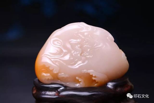 水浪包裹着整个太阳,飞溅的水浪,水纹流畅简洁,背有祥云点缀,排布自然