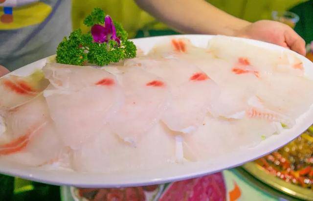 晶莹剔透的鱼片就这么安静美美地躺在冰面上,看着就很有食欲啊~极品