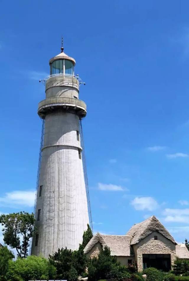 高高的守望者,到了近前,又被这些海草房迷住,这是威海海边的特色民居