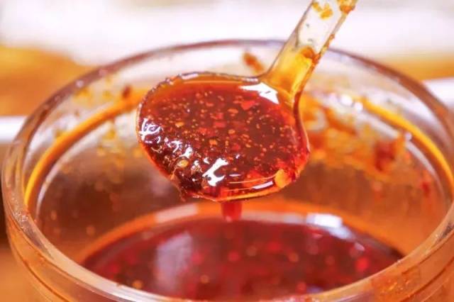 而且现磨米浆制成的肠粉 表皮会更加透薄噢 02  酱汁  看似普通的酱汁