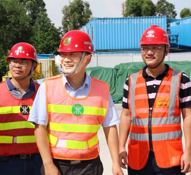 深圳地铁集团副总经理黄力平到深铁6号线检查指导铺轨基地移交工作