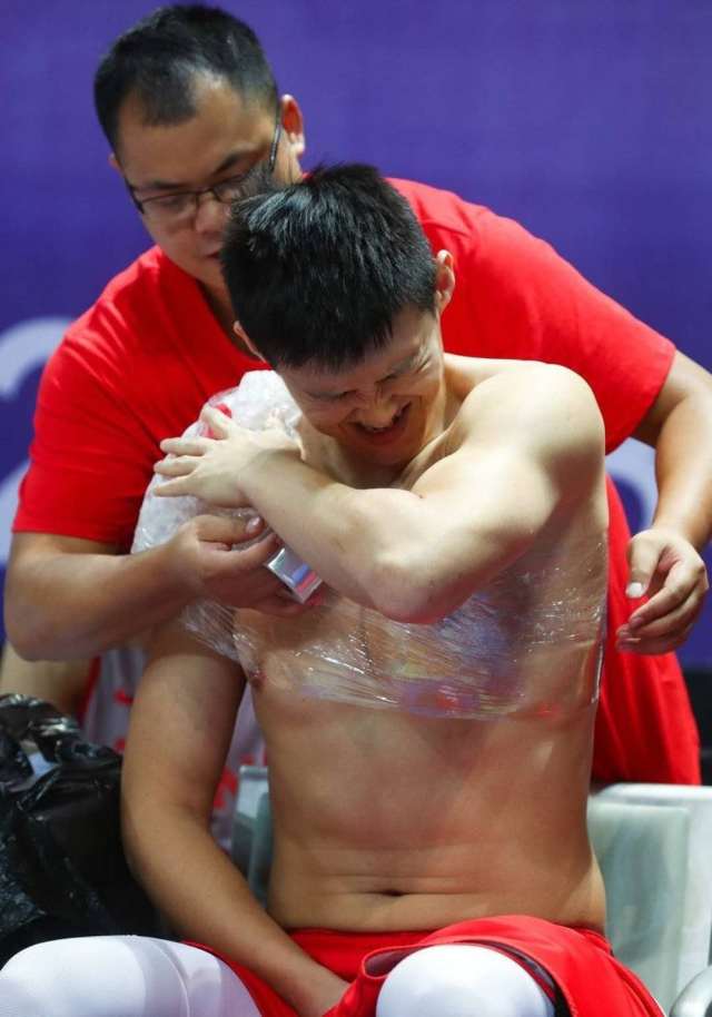 别再骂鱼腩球员!29岁周鹏负伤仍坚持出战,曾女儿病危也咬牙比赛