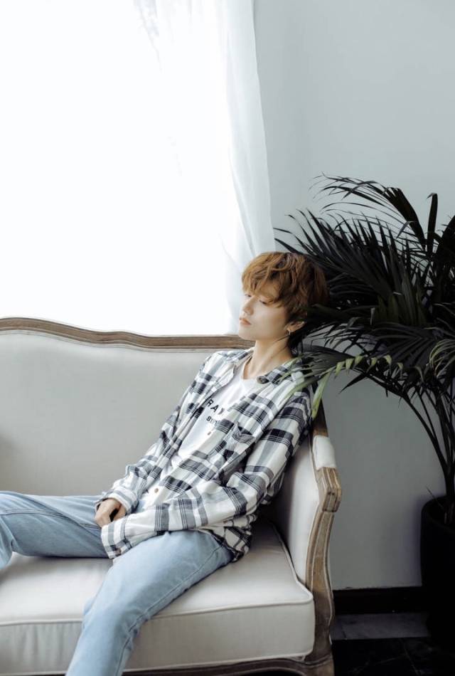 叶禹含《花日》写真曝光 冷淡少女笑容意外甜美_手机搜狐网