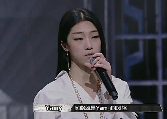 离开《中国有嘻哈》的舞台后,yamy也趁着热度发行了自己的单曲《乌鸦