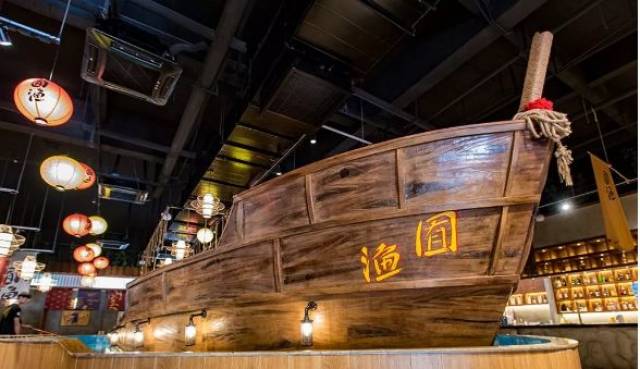 这家店竟然将一片"大海"和巨无霸渔船搬进了餐厅!
