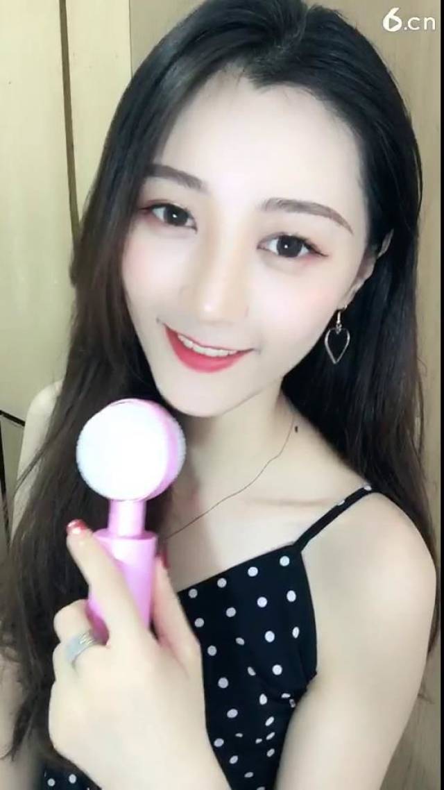 新主播长了一张明星脸 酷似关晓彤唱歌还超好听!