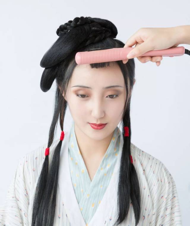 两弯似蹙非蹙肙烟眉,一双似喜非喜含露目.