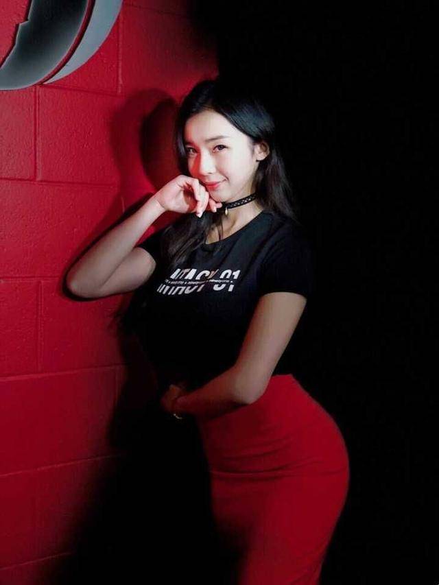 没想到主播张曼源身材如此性感大有超过柳岩的潜质啊