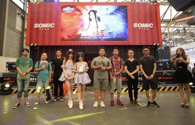 虎牙知名女主播女王七现身chinajoy硕美科展台