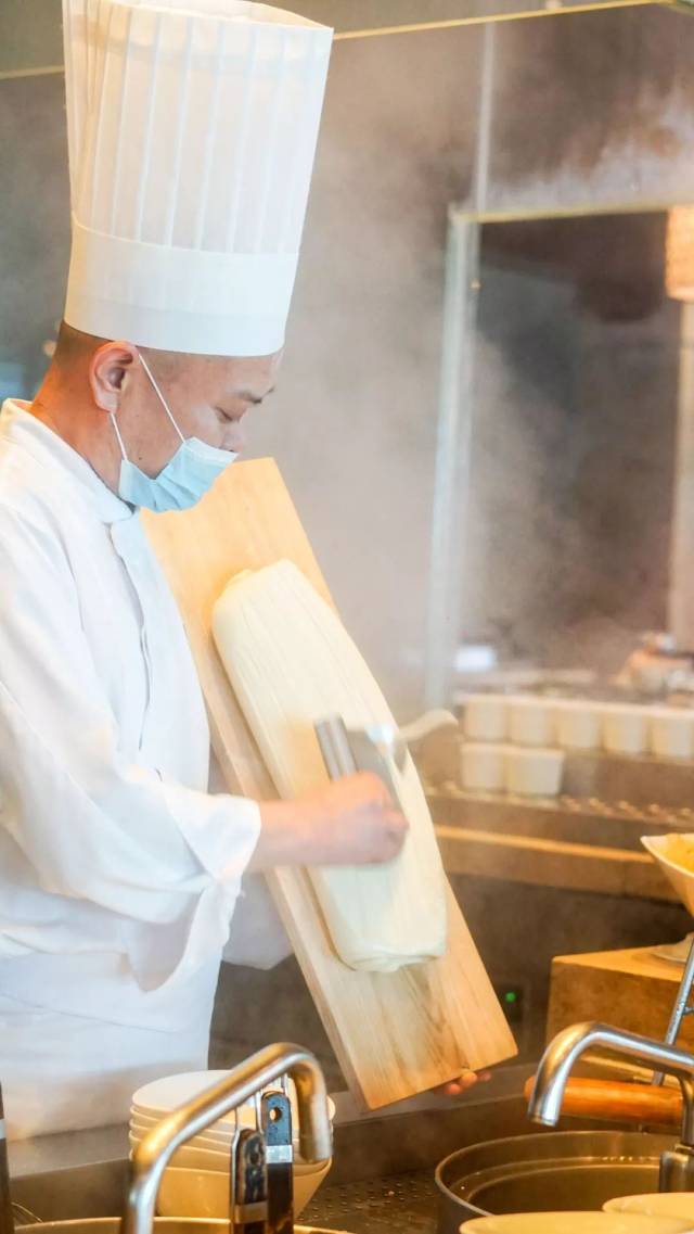 刀削面全凭刀削,因此得名.用刀削出的面叶,中厚边薄.