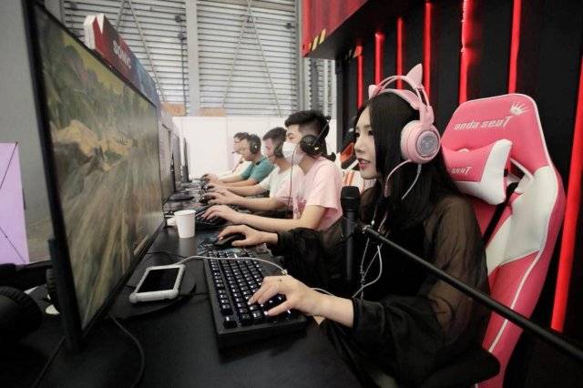 虎牙知名女主播女王七现身chinajoy硕美科展台