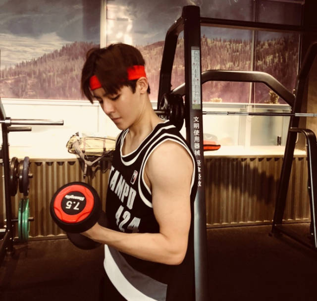 21岁侯明昊厉害了!身着蓝衬衫白西装成熟如28岁,网友:全靠健身