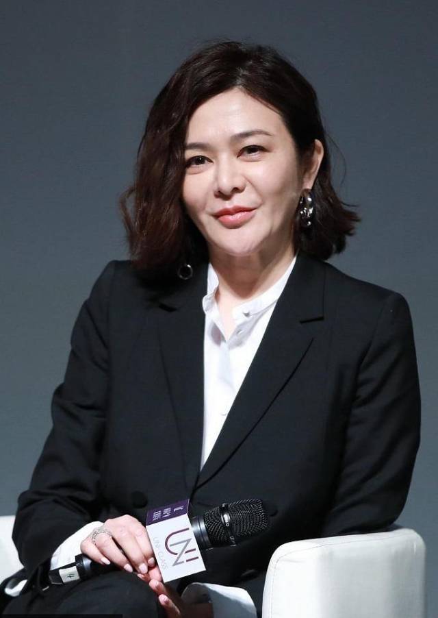 56岁关之琳整残了?一身西装却被僵尸脸抢镜,网友:女神变女鬼