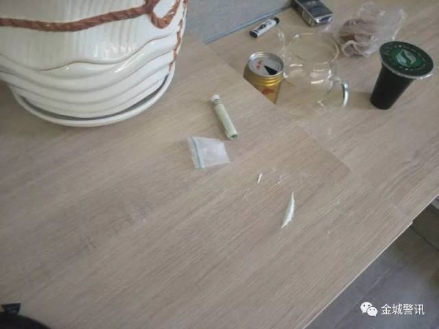 共6名嫌疑人,并在房内查获吸毒工具和疑似毒品白色粉末