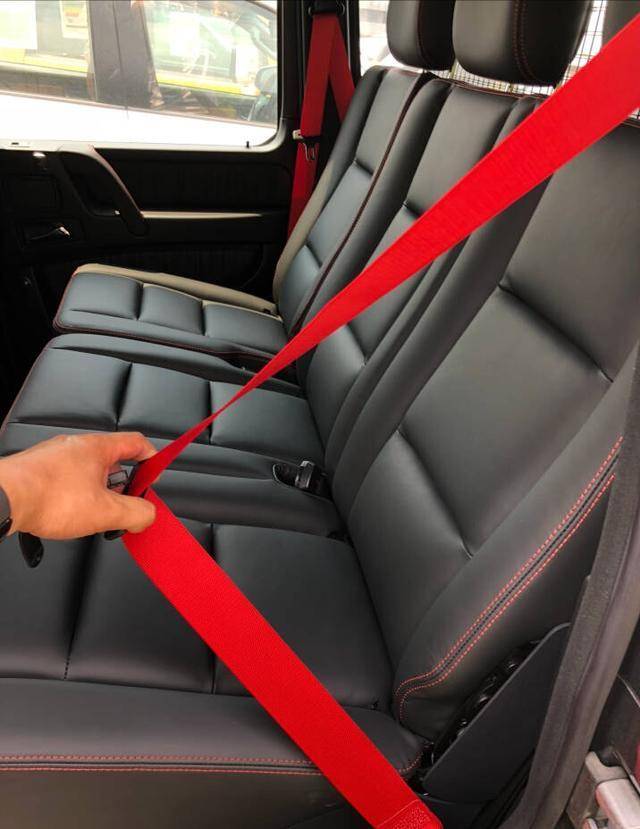 限量版奔驰g500到港实拍,标配红色安全带,网友:这颜色像消防车