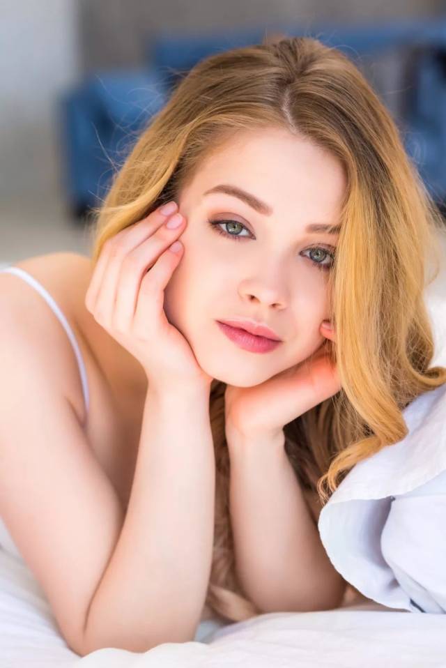 睡前一个小动作,皮肤紧致水嫩,60岁都不长皱纹!