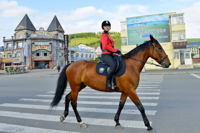 阿爾山女騎警成亮麗名片驚豔中蒙邊境旅遊小鎮