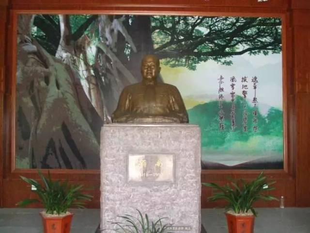 项南故乡连城朋口的项南纪念馆内塑像