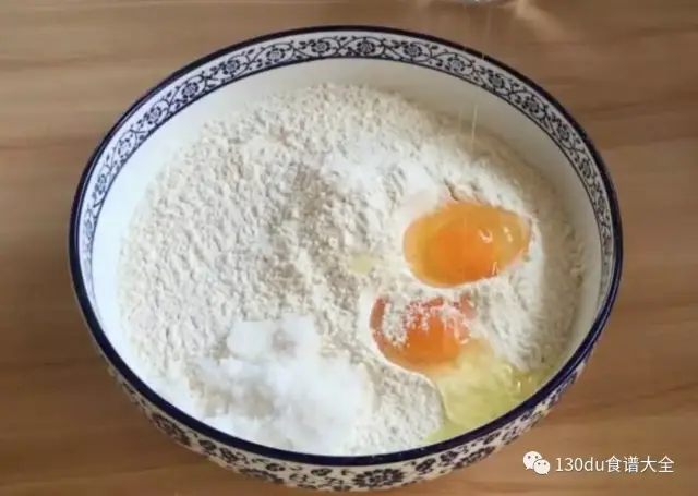 碗中依次倒入500克面粉,两个鸡蛋,5克酵母,2克盐,3小勺白糖
