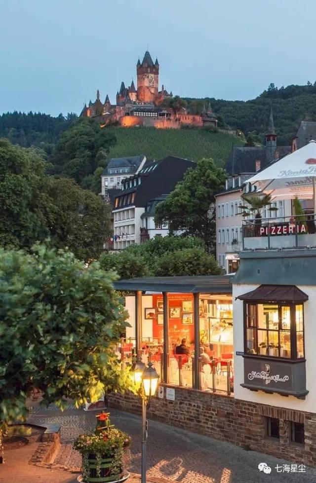 eifel自然公园区域,小镇被群山和茂密森林环绕,狭窄的鲁尔河穿镇而过