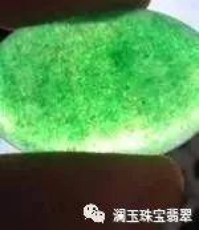 放大可看出丝瓜瓤状结构.