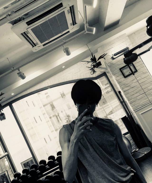 6日,徐明浩个人instagram分享照片一张,并配文"" 我们小八是在健身房