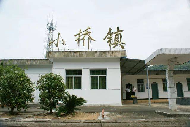小桥镇站位于福建省建瓯市小桥镇境内,1998年10月建站,中心里程位于峰