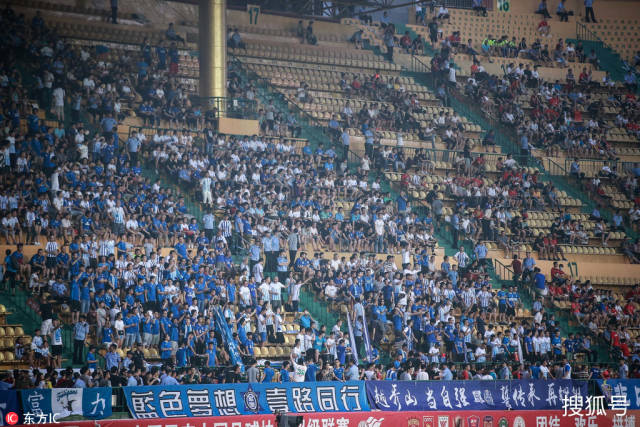 广州富力球迷看台助威.(图片署名: 东方ic)