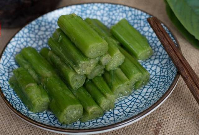 那你们肯定想问:这样做出来的霉苋菜梗, 究竟是什么味道呢?