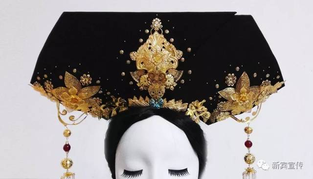 旗头,主要指满族妇女的发式.满族已婚妇女的发式多是绾髻.