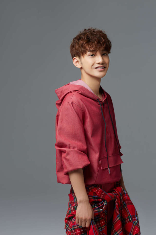 蒋龙休闲写真曝光 帅气十足轻松驾驭时尚范