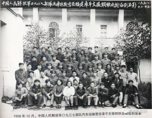 右一)與戰友在寧洋烈士紀念塔前留影 ▲1958年12月,中國人民解放軍0九