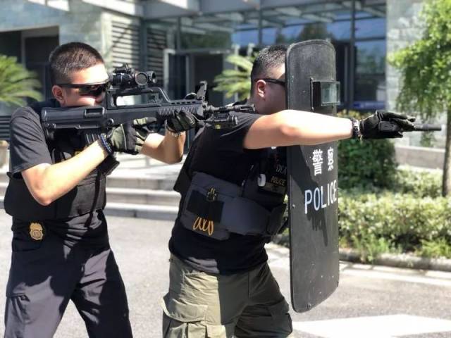 狙击枪, 突击步枪, 防暴霰弹枪, 92式手枪… 哪一把是你的最爱?