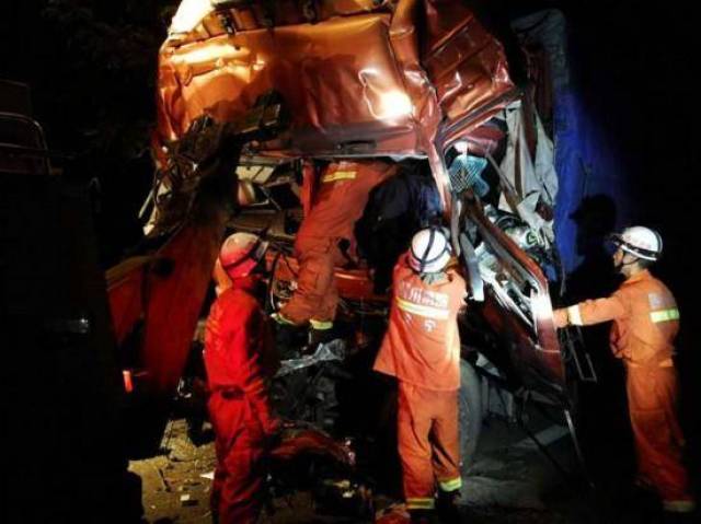 北京朝阳一小客车与两大货车相撞 驾驶员当场死亡